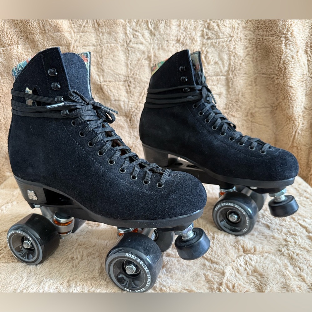 Moxi Skates Lolly Black Suede Roller Skates NWB Fits 8